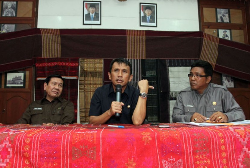 Gubernur Sumatera Utara, Gatot Pujo Nugroho (tengah) didampingi Wakil Bupati Tobasa Liberty Pasaribu (kiri) dan Kadis Pariwisata Sumut E Marbun (kanan) memberi keterangan kepada wartawan tentang pelaksanaan Festival Danau Toba 2014, di Medan, Sumut, Rabu (