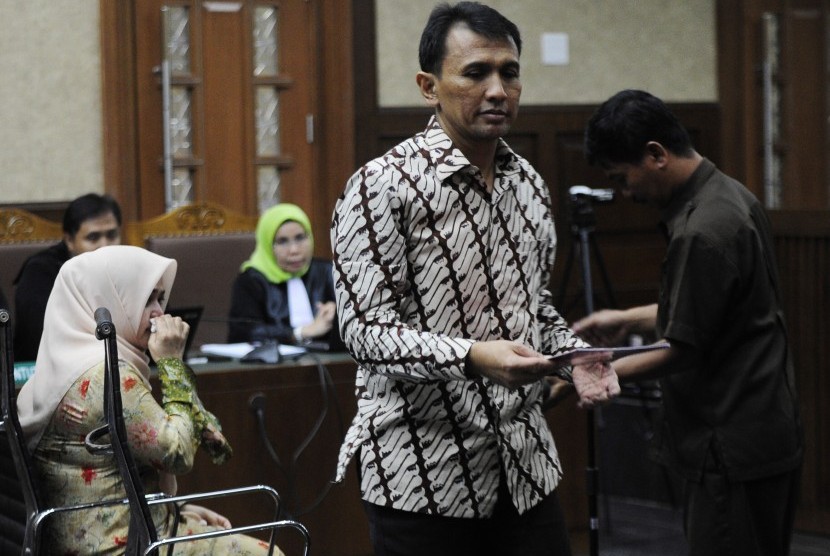 Gubernur Sumatera Utara nonaktif Gatot Pujo Nugroho (kanan) dan istri Evy Susanti (kiri) mengikuti sidang lanjutan di Pengadilan Tipikor, Jakarta, Rabu (24/2)