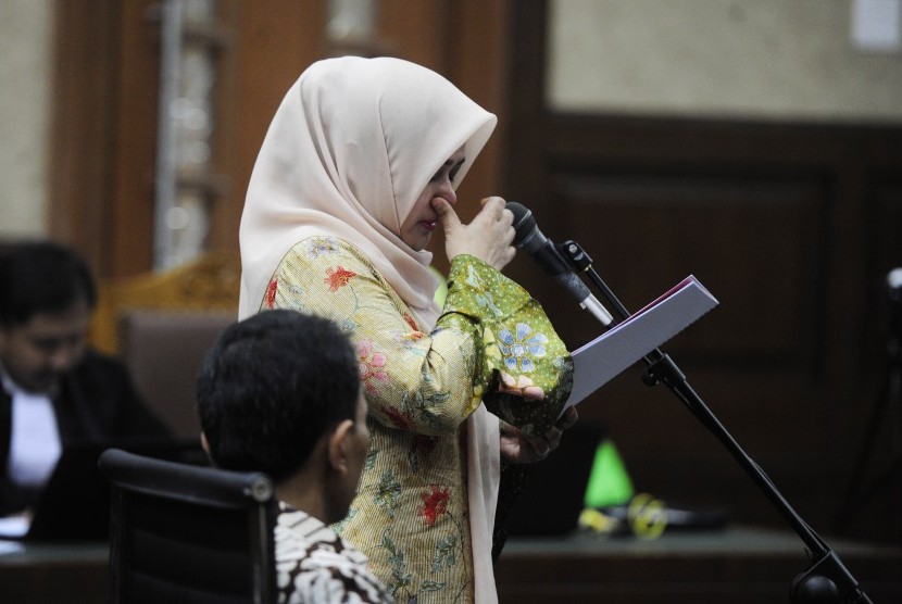 Gubernur Sumatera Utara nonaktif Gatot Pujo Nugroho (kanan) menyaksikan istrinya Evy Susanti (kiri) membacakan nota pembelaan (pledoi) ketika mengikuti sidang lanjutan di Pengadilan Tipikor, Jakarta, Rabu (24/2)