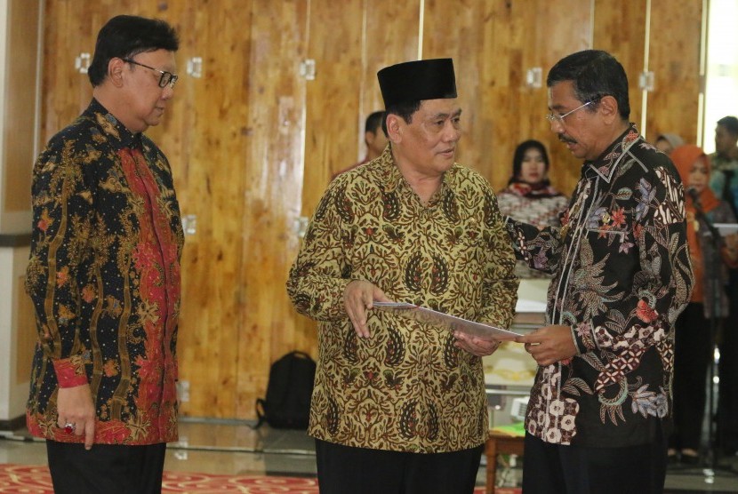 Gubernur Sumatera Utara T Erry Nuradi (kanan) menyerahkan Surat Keputusan Plt Bupati Batubara kepada Wakil Bupati Batubara RM Harry Nugroho (tengah) disaksikan Menteri Dalam Negeri Tjahjo Kumolo (kiri), di Kantor Gubernur Sumut, di Medan, Jumat (15/9).