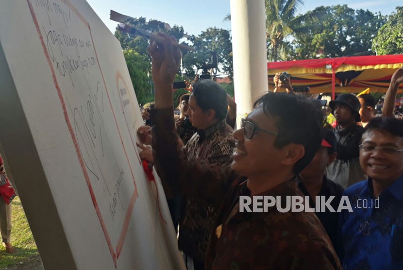 Gubernur Sumatra Barat Irwan Prayitno dan Dirjen Kebudayaan Kemendikbud Hilmar Farid membuka pameran kebudayaan di Taman Budaya Sumatra Barat, Kamis (1/2). Acara ini sekaligus membuka seluruh rangkaian peringatan Hari Pers Nasional (HPN) 2018 di Sumatra Barat. 