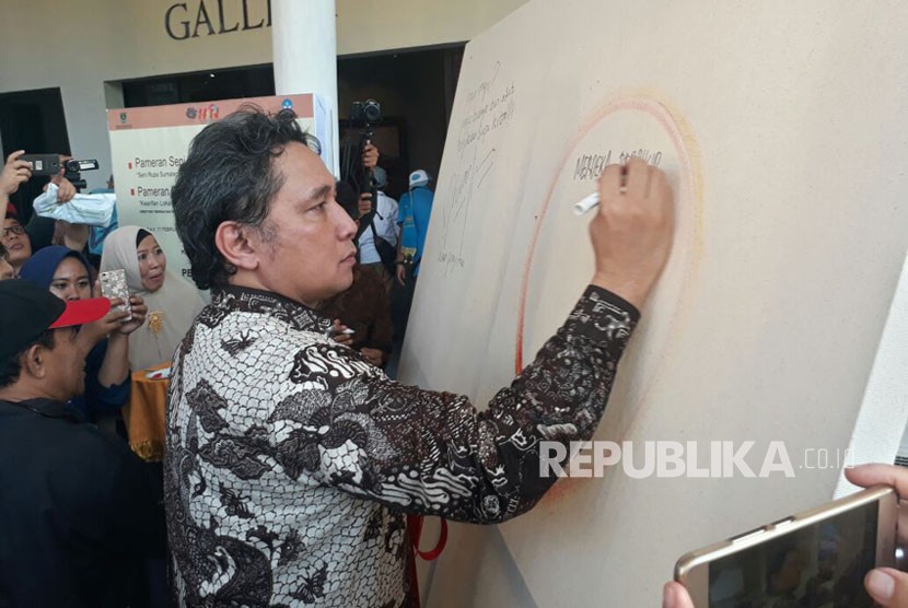 Gubernur Sumatra Barat Irwan Prayitno dan Dirjen Kebudayaan Kemendikbud Hilmar Farid membuka pameran kebudayaan di Taman Budaya Sumatra Barat, Kamis (1/2). Acara ini sekaligus membuka seluruh rangkaian peringatan Hari Pers Nasional (HPN) 2018 di Sumatra Barat. 