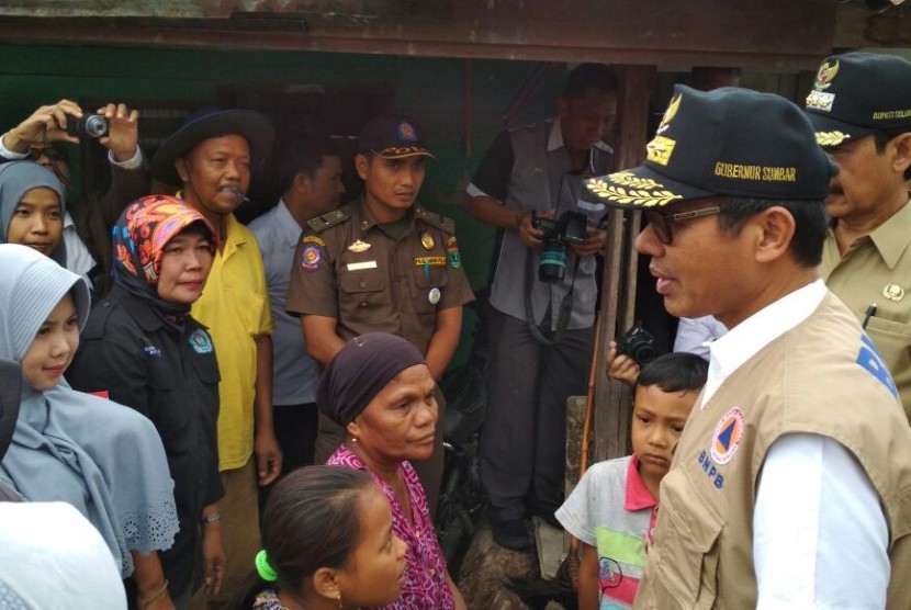 Gubernur Sumatra Barat Irwan Prayitno melakukan kunjungan kerja ke daerah terdampak banjir bandang yang melanda Nagari Pakan Rabaa Tangah, Kabupaten Solok Selatan pada Rabu (20/9).