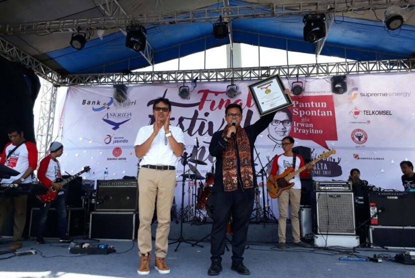 Gubernur Sumatra Barat Irwan Prayitno menerima rekor Indonesia Dunia dari Museum Rekor Indonesia (MURI) atas 18 ribu pantun yang ia ciptakan, Ahad (20/8). Seluruh pantun yang ditulis dituangkan ke dalam 6 buah buku 