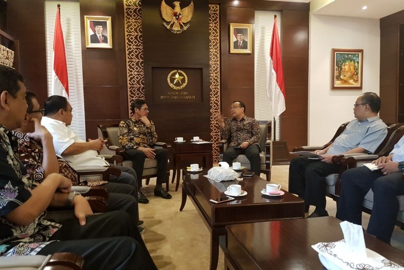  Gubernur Sumatra Barat Irwan Prayitno saat menghadiri audiensi dengan Menteri Sekretaris Negara Pratikno, Selasa (16/1) ini.