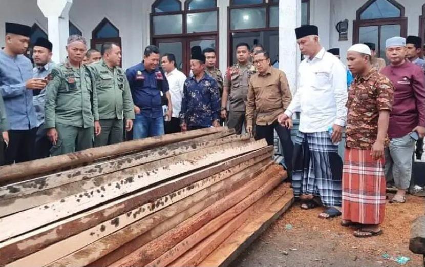 Gubernur Sumatra Barat, Mahyeldi, menyerahkan 14,9 kubik kayu tak bertuan untuk pembangunan dua masjid di Kabupaten Pesisir Selatan.