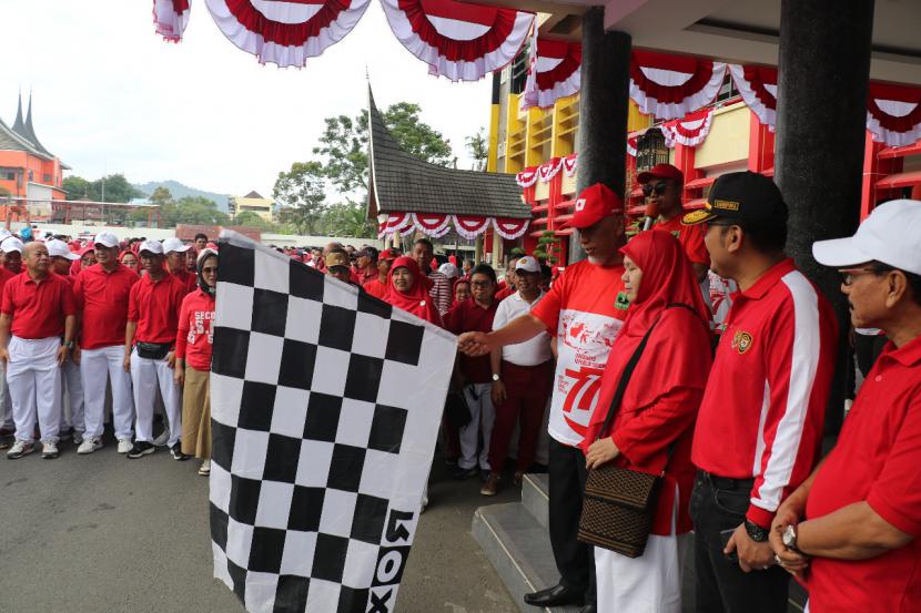 Gubernur Sumatra Barat (Sumbar) Buya Mahyeldi melepas ratusan peserta jalan sehat peringatan HUT RI ke-77 tingkat Provinsi Sumatra Barat.