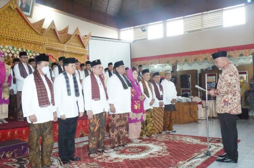 Gubernur Sumatra Barat (Sumbar) Buya Mahyeldi resmi mengukuhkan sejumlah pengurus Koperasi Saudagar Minang Raya (K-SMR) periode 2022 - 2025. 
