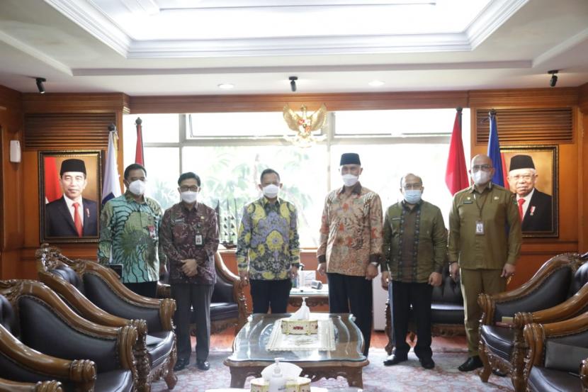 Gubernur Sumatra Barat (Sumbar), Mahyeldi Ansharullah, bertemu dengan Menteri Dalam Negeri (Mendagri) Tito Karnavian di ruang kerja Mendagri, di Jakarta, Senin (19/4).