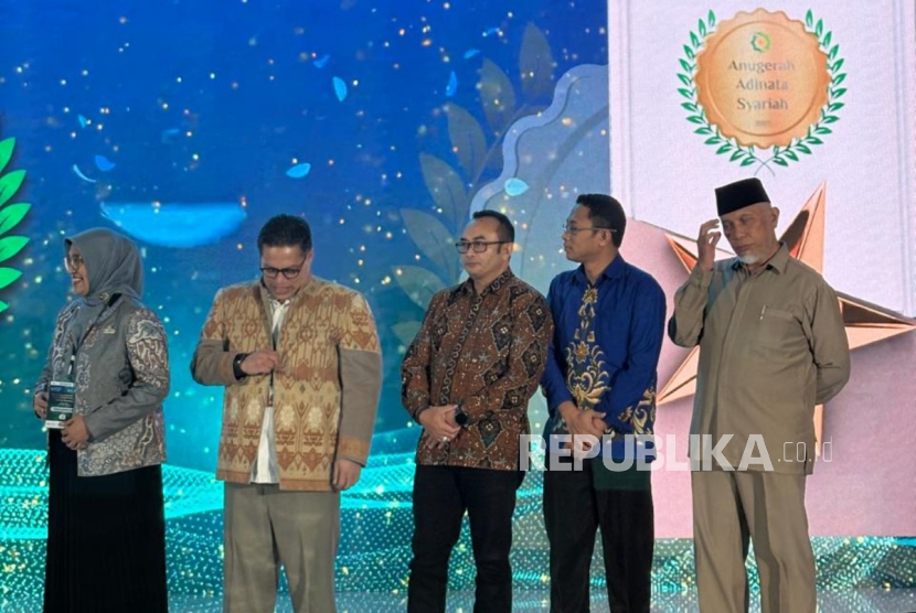 Gubernur Sumatra Barat (Sumbar) Mahyeldi Ansharullah (kanan) di acara Anugerah Adinata Syariah 2025, Jakarta Pusat, Senin (26/5/2025).