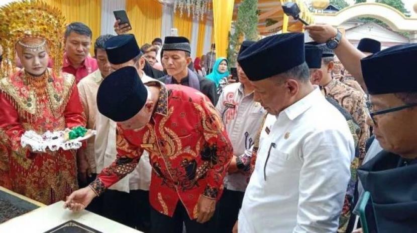 Gubernur Sumatra Barat (Sumbar) Mahyeldi Ansharullah sedang menandatangani prasasti peresmian renovasi Masjid Raya Lubukbasung, Kamis (20/10/2022). Gubernur Sumbar Resmikan Masjid Raya Lubukbasung Senilai Rp 3 Miliar
