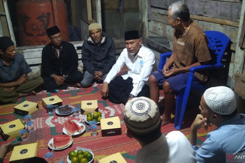 Gubernur Sumatra Barat (Sumbar) Mahyeldi makan sahur di rumah warga kurang mampu.