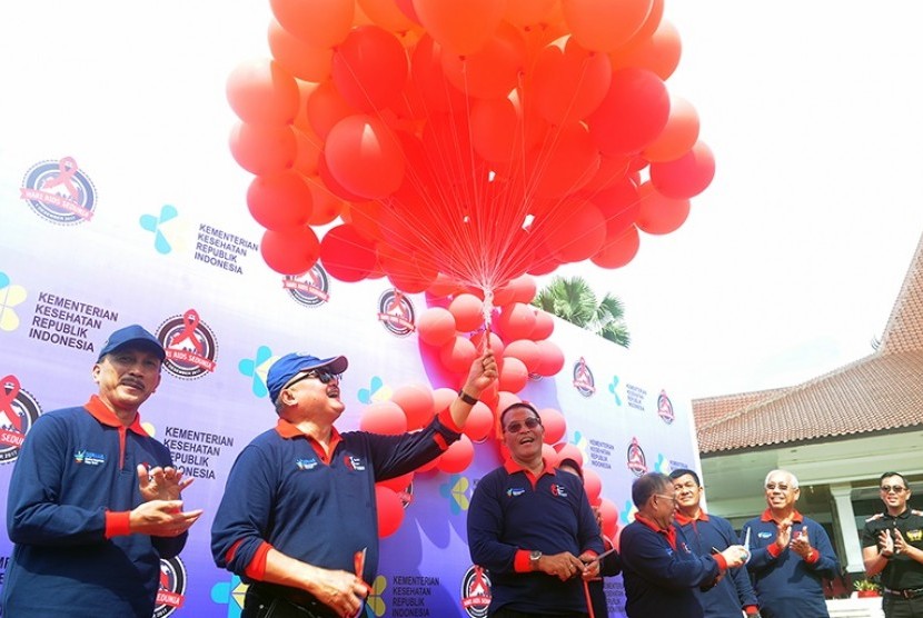 Gubernur Sumatra Selatan Alex Noerdin didampingi Direktur Jenderal Pencegahan dan Pengendalian Penyakit Kementerian Kesehatan HM Subuh melepas balon pada puncak peringatan Hari AIDS Sedunia (HAS) 2017, Selasa (5/12) yang berlangsung di halaman Griya Agung Palembang dengan dihadiri ribuan orang.