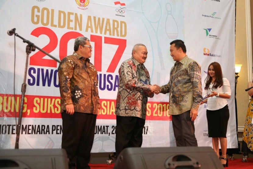 Gubernur Sumatra Selatan (Sumsel) Alex Noerdin (tengah) menerima penghargaan Golden Award 2017 sebagai  Gubernur Peduli Olahraga Nasional oleh Seksi Wartawan Olahraga Persatuan Wartawan Indonesia (SIWO PWI) yang diserahkan Menpora Imam Nahrawi, Jumat (28/4).