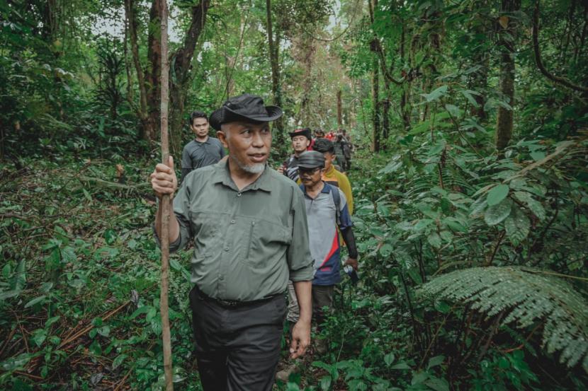 Gubernur Sumbar berjalan menembus hutan sepanjang 11 km meninjau jalan alternatif Malalak-Maninjau.
