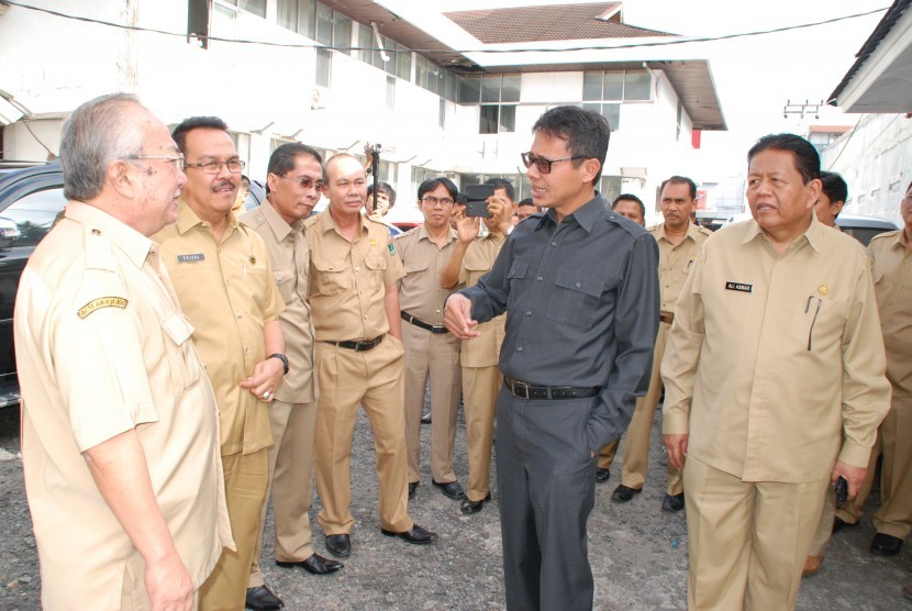 Gubernur Sumbar (bersafari) melakukan sidak hari pertama masuk kerja.