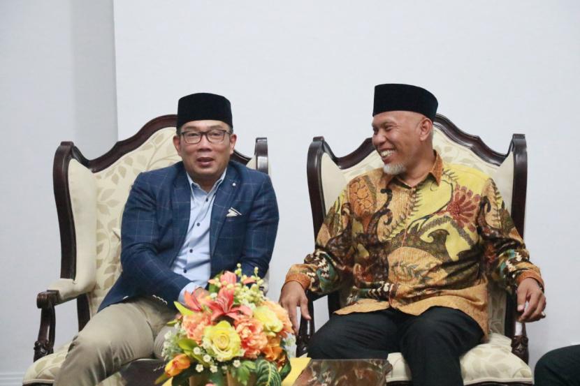 Gubernur Sumbar Buya Mahyeldi (kanan) dan Gubernur Jabar Ridwan Kamil (kiri).