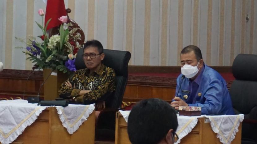 Gubernur Sumbar Irwan Prayitno dan Wakil Gubernur Sumbar Nasrul Abit  Rakor Percepatan Penanganan Virus Corona (Covid-19) di Aula Kantor Gubernur Sumbar, Kamis (26/3) 