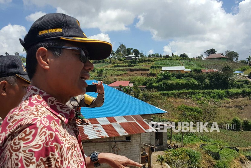 Gubernur Sumbar Irwan Prayitno (IP) berkunjung ke rumah korban gempa di Solok. IP juga menyerahkan bantuan sebesar Rp 29 juta kepada korban. Sedikitnya 70 rumah mengalami kerusakan akibat gempa 5,4 SR pada Sabtu (21/7) kemarin. 