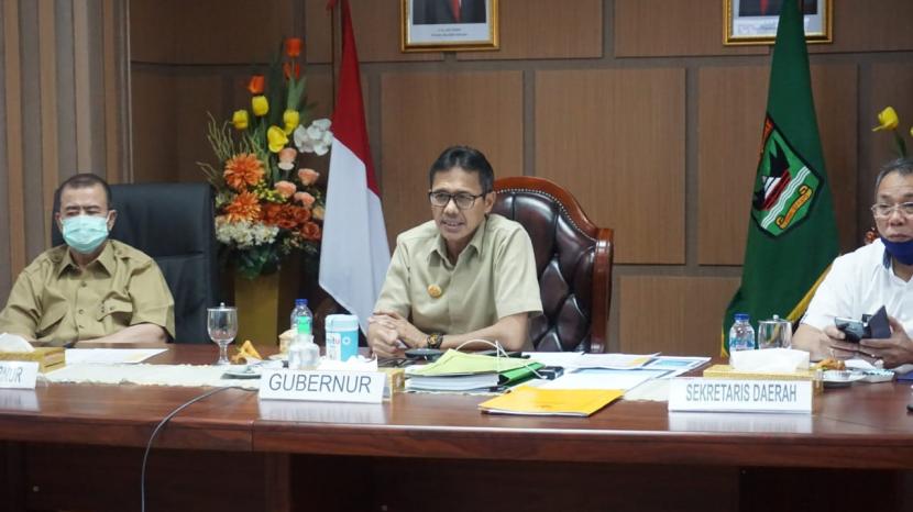 Gubernur Sumbar Irwan Prayitno ketika rapat online membahas evaluasi PSBB dan persiapan new normal bersama bupati dan wali kota se-Sumbar, Selasa (26/5)