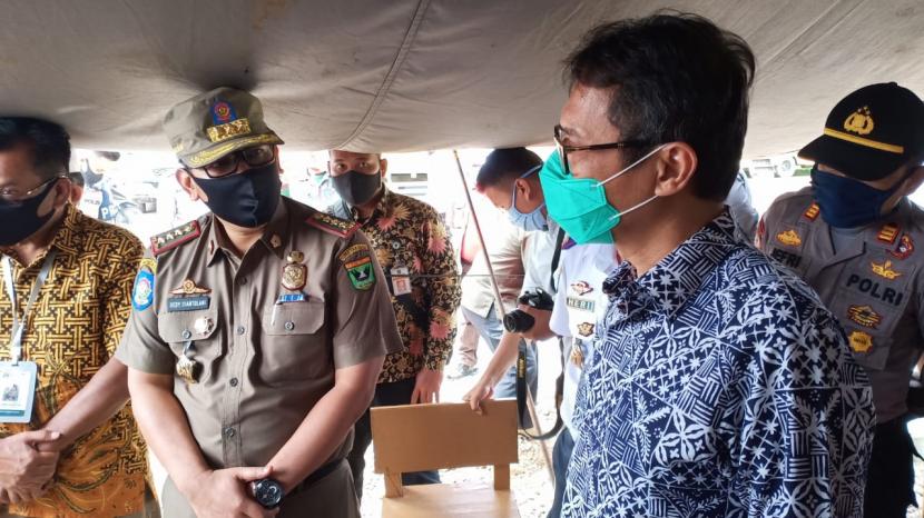 Gubernur Sumbar Irwan Prayitno memantau perbatasan Sumbar-Jambi di Kabupaten Dharmasraya. 