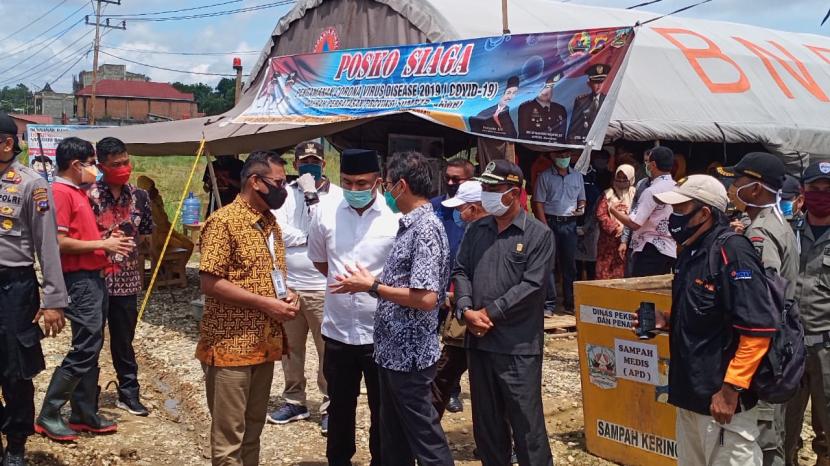 Gubernur Sumbar Irwan Prayitno memantau perbatasan Sumbar-Jambi di Kabupaten Dharmasraya, Ahad (26/4)
