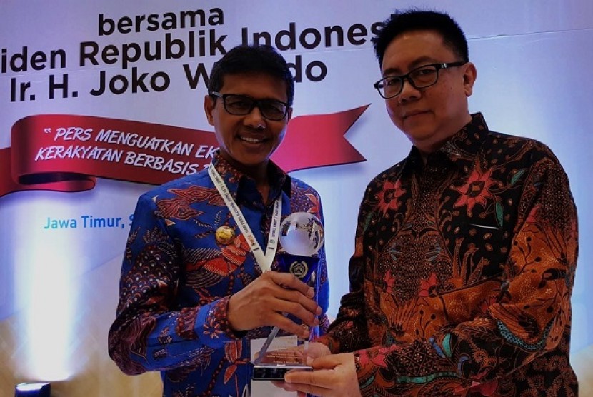 Gubernur Sumbar Irwan Prayitno menerima Anugerah Tokoh Perintis Pers Indonesia yang diserahkan Ketua Dewan Pers, Yosep Adi Prasetyo saat peringatan puncak Hari Pers Nasional (HPN) 2019 di Surabaya, Sabtu (9/2). 