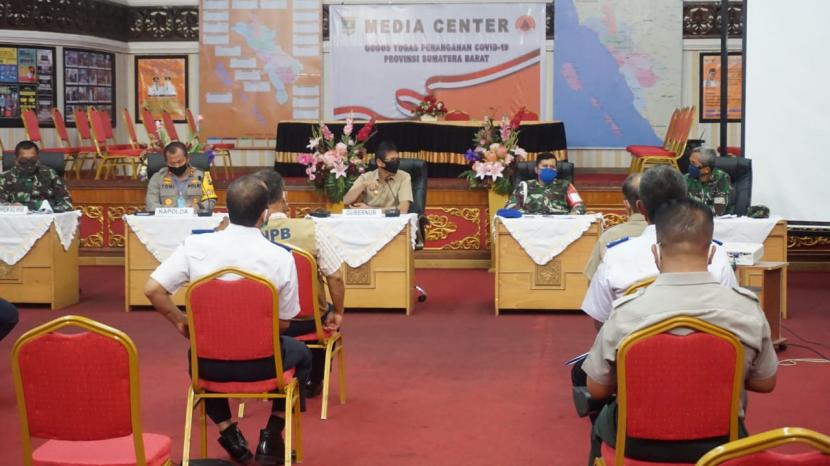 Gubernur Sumbar Irwan Prayitno menggelar rapat bersama Forkopimda membahas pembentukan tim gabungan pengendalian pengawasan dan penegakkan hukum pelaksanaan Surat Edaran gugus tugas penanganan covid-19 di Aula Kantor Gubernur Sumbar, Selasa (12/5) 