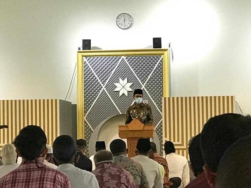 Gubernur Sumbar Irwan Prayitno menjadi khatib pada sholat Jumat pertama di Masjid Raya Sumbar setelah new normal, Jumat (19/6)
