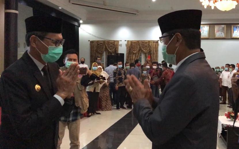 Gubernur Sumbar Irwan Prayitno saat mengukuhkan 8 pejabat sementara bupati dan wali kota di Auditorium Gubernuran Sumbar, Jumat (25/9), karena 8 pejabat petahana bupati dan wali wali kora cuti untuk kampanye|