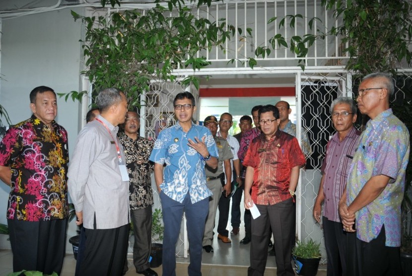 Gubernur Sumbar Irwan Prayitno saat meninjau pelaksanaan UNBK di Padang, Kamis (4/4)