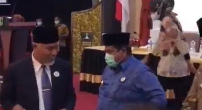 Gubernur Sumbar Mahyeldi dan Bupati Padang Pariaman Suharti Bur (kanan).