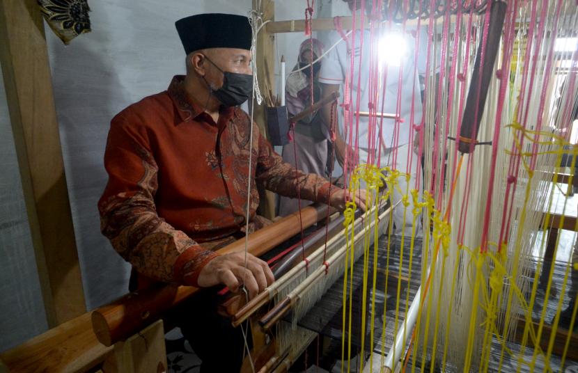 Gubernur Sumbar, Mahyeldi mencoba menenun di rumah tenun Pandai Sikek Art, Nagari Pandai Sikek, Kabupaten Tanah Datar, Sumatera Barat
