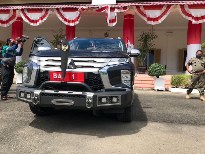 Gubernur Sumbar Mahyeldi serahkan mobil dinas barunya Mitsubishi Pajero Sport untuk Satgas Covid, Kamis (19/8)