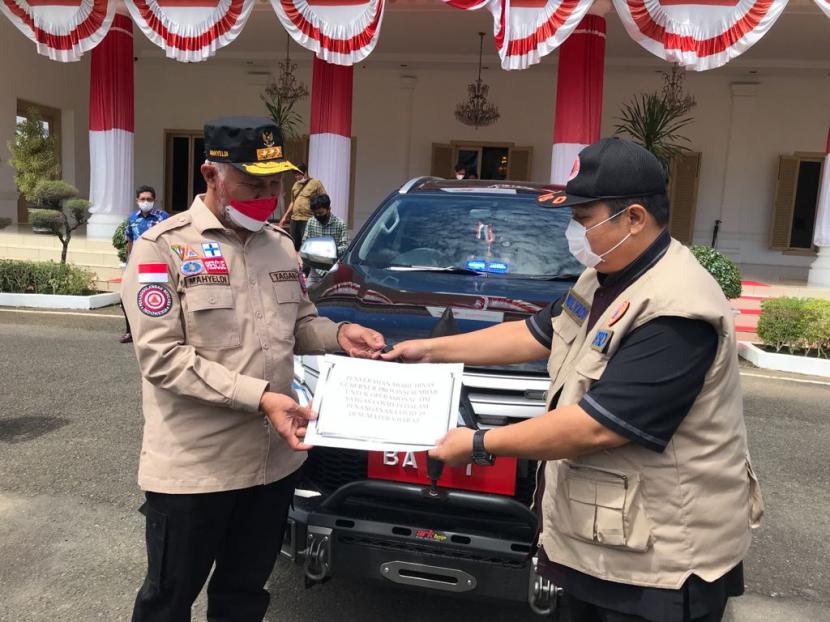 Gubernur Sumbar Mahyeldi serahkan mobil dinas barunya Mitsubishi Pajero Sport untuk Satgas Covid, Kamis (19/8)