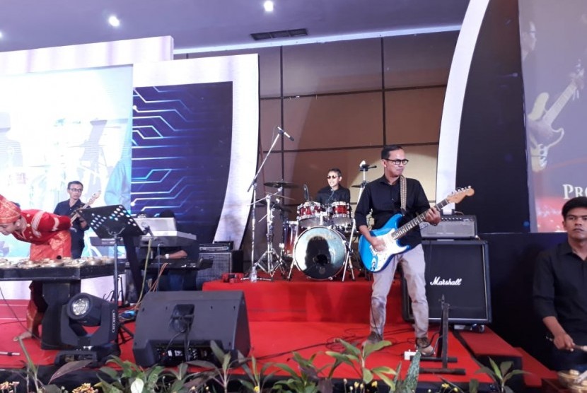 Gubernur Sumbar Main Drum: Gubernur Sumatera Barat Irwan Prayitno unjuk kebolehan bermain drum di acara serah terima jabatan Ketua APPSI di Hotel Grand Inna, Kota Padang, Rabu (20/2).