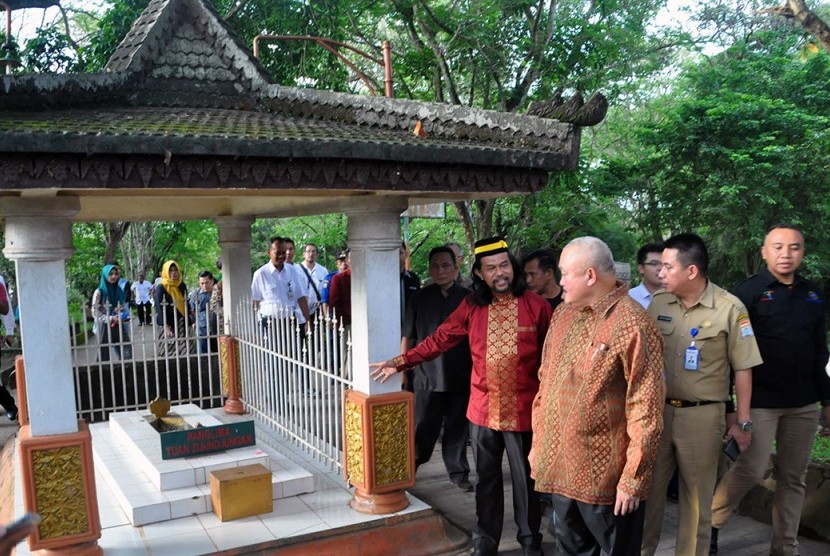 Gubernur Sumsel Alex Noerdin melakukan kunjungan ke Bukit Seguntang mendapat penjelasan tentang sejarah Bukit Seguntang dari Ketua Dewan Kesenian Palembang (DKP) Vebri Al Lintani.