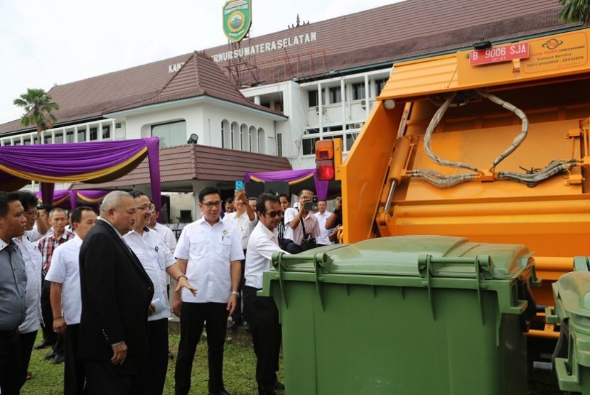 Gubernur Sumsel Alex Noerdin melihat langsung truk sampah atau truk compactor persampahan bantuan Kementerian PU PR yang diserahkan, Selasa (10/1).