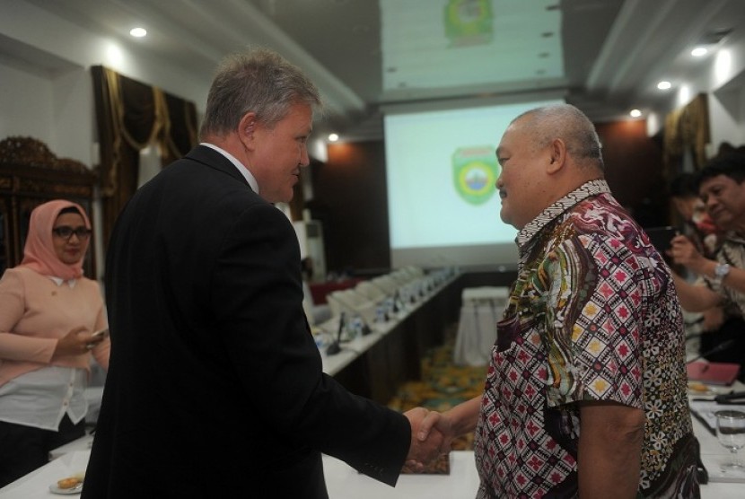 Gubernur Sumsel Alex Noerdin menerima Konsul AS Juha P. Salin di Griya Agung, Palembang, Jumat (10/2).