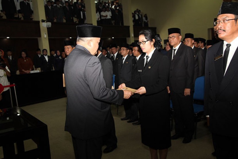 Gubernur Sumsel Alex Noerdin menyerahkan SK pengangkatan kepada Irene Camelyn sebagai pejabat definitif dengan jabatan Kepala Biro Humas dan Protokol Pemprov Sumsel, Kamis (6/2)