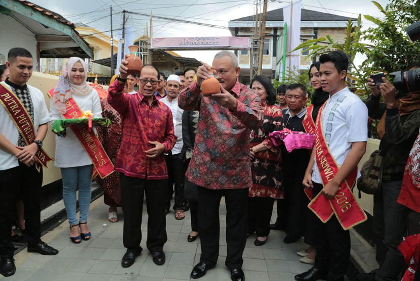  Gubernur Sumsel Alex Noerdin meresmikan destinasi wisata Kampung Arab Al Munawar yang terletak di kawasan 13 Ulu, Palembang.