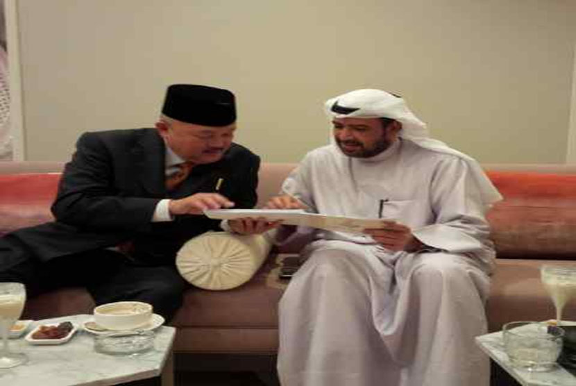 Gubernur Sumsel, Alex Noerdin saat bertemu dengan Presiden Olympic Council of Asia (OCA) atau Dewan Olimpiade Asia Sheikh Ahmad Al-Fahad Sabah pada pertemuan di Kuwait, Jumat (25/7) waktu setempat.