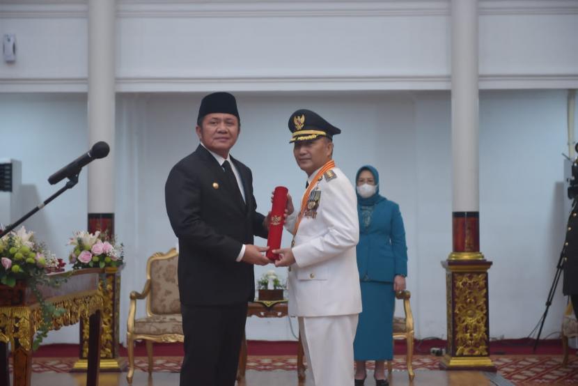 Gubernur Sumsel H Herman Deru, Senin (30/5/2022) secara resmi melantik Drs Apriyadi Msi menjadi Penjabat (Pj) Bupati Muba tahun 2022 guna menjalankan SK Mendagri Nomor 131.1.6/2022 di Griya Agung Palembang. 
