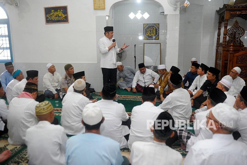 Gubernur Sumsel Herman Deru saat bersama jamaah (ilustrasi)