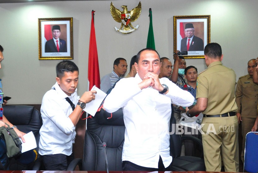 Gubernur Sumut Edy Rahmayadi menyapa wartawan usai memberikan keterangan pers terkait COVID-19 di Medan, Sumatera Utara, Senin (16/3/2020)