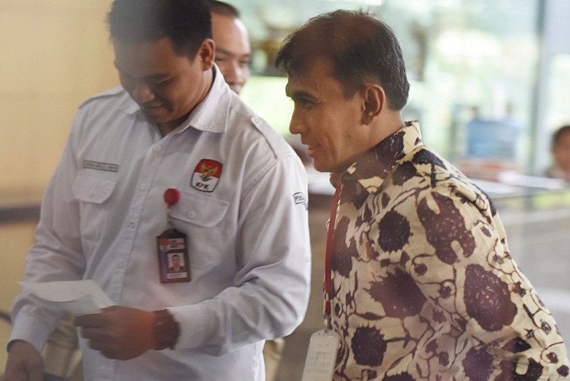 Gubernur Sumut Gatot Pujo Nugroho (kanan) berjalan menuju ruang pemeriksaan di Gedung KPK, Jakarta, Rabu (22/7).