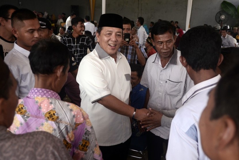 Gubernur terpilih hasil hitung cepat Pilkada Lampung Arinal Djunaidi menyalami petani yang datang dalam acara Halalbilhahal di kediamannya di Bandar Lampung, Lampung, Minggu (01/08). 