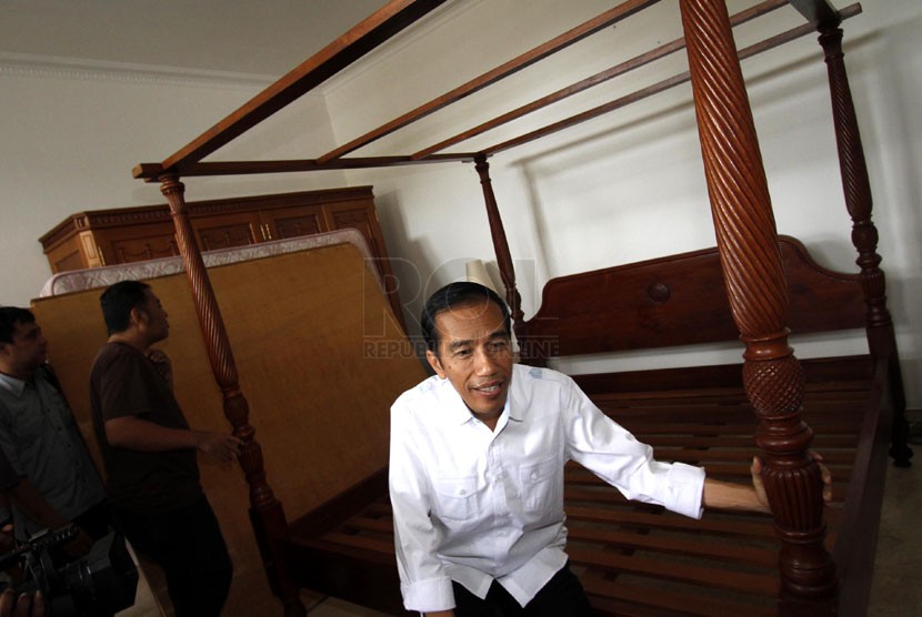  Gubernur terpilih Joko Widodo duduk diatas ranjang tua yang ia bawa dari Solo ke rumah dinasnya di kawasan Menteng, Jakarta Pusat, Ahad, (14/10). (Adhi Wicaksono)