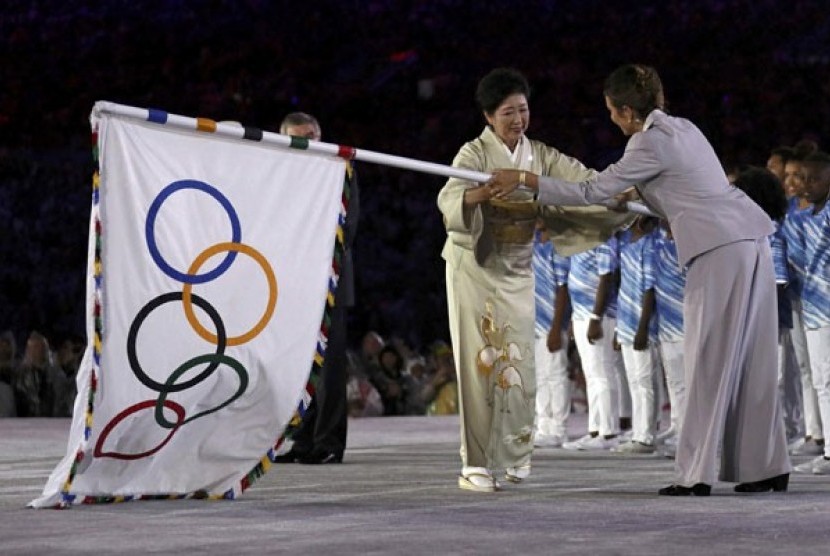 Gubernur Tokyo Yurike Koike menerima bendera Olimpiade.