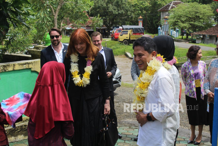Gubernur Victoria, Margaret Gardner, didampingi pendiri Gerakan Sekolah Menyenangkan (GSM), Muhammad Nur Rizal, saat mengunjungi SDN Kalisongo, Kulonprogo, DIY, Kamis (20/11/2025).
